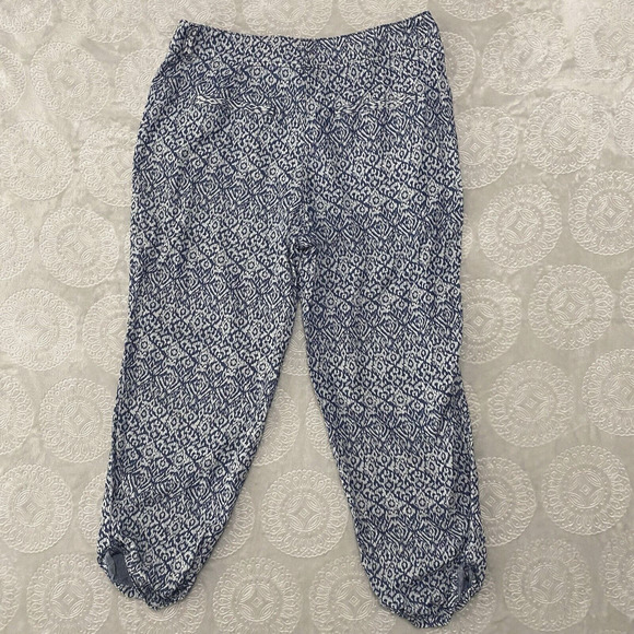 Chicos Crop Pants Sz 1.5 US 10 Blue Geometric Viscose Tencel Rolled Hem Pockets - Picture 2 of 9